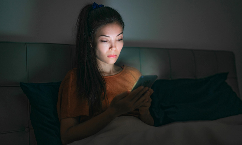 How Social Media Perpetuates Fear of Missing Out (FOMO)