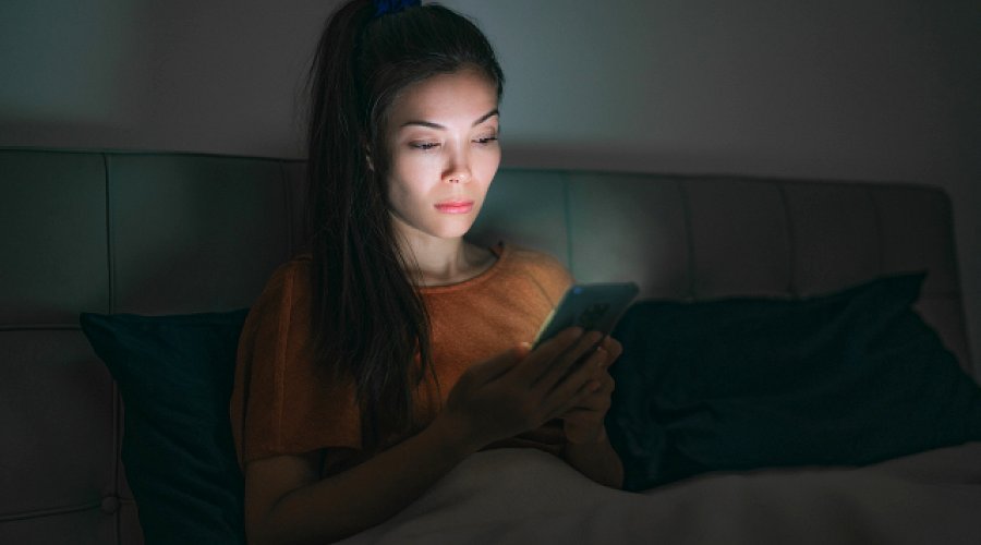 How Social Media Perpetuates Fear of Missing Out (FOMO)